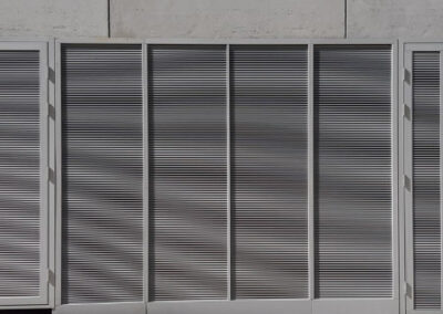 Grille de ventilation à chevrons pour bâtiments
