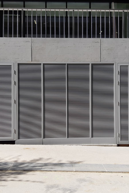 Grille de ventilation à chevrons pour bâtiments